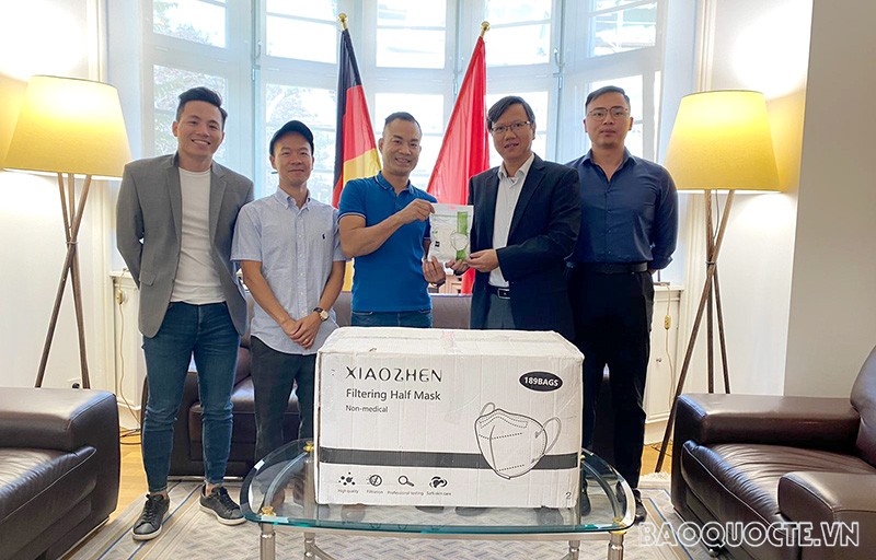 Consulate General of Vietnam in Frankfurt receives masks donated by KVN